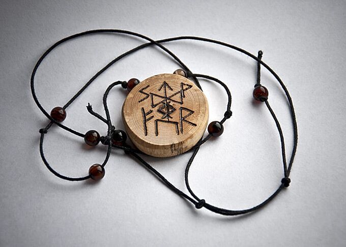 egurrez egindako amuleta