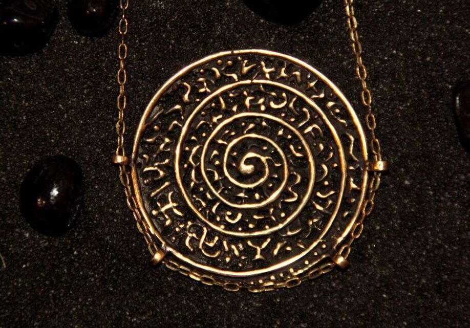 zorioneko espiral amulet